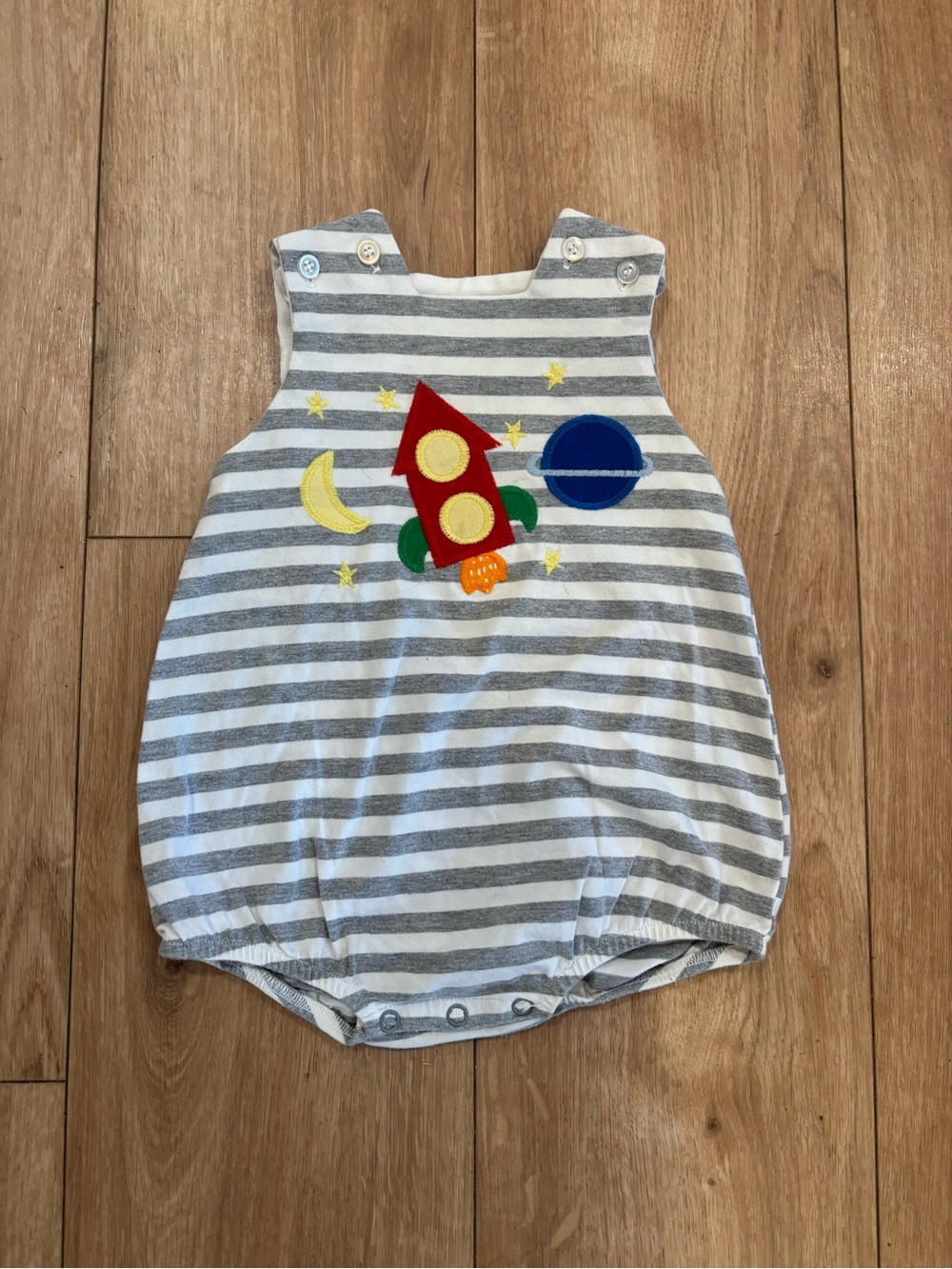 The Bailey Boys 9M Striped Rocket Appliqué One-Piece Romper - Gray & White
